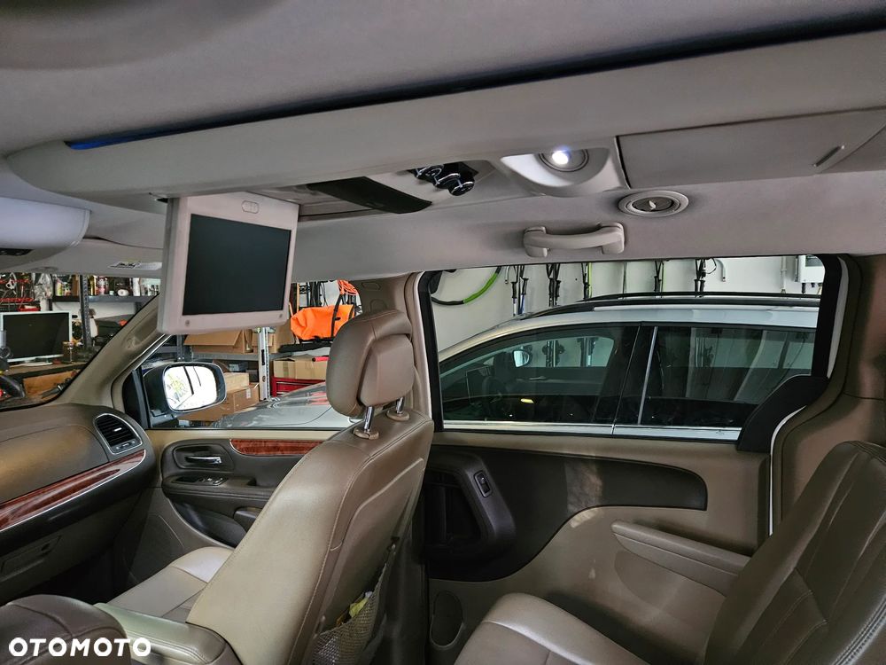 Chrysler Town & Country - 15
