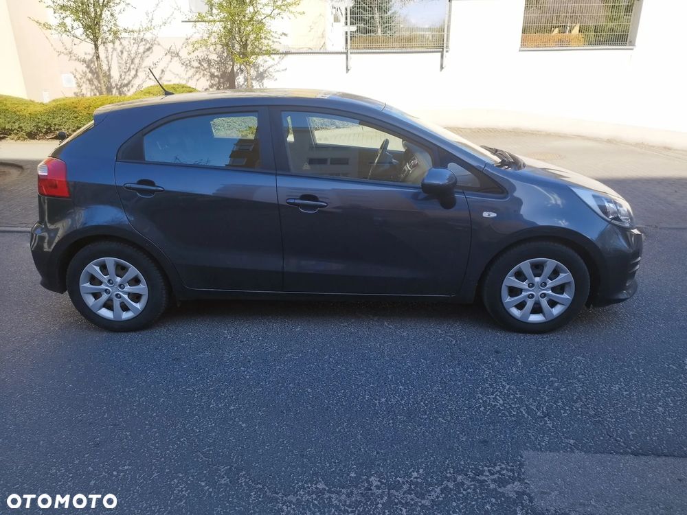 Kia Rio 1.2 L - 6