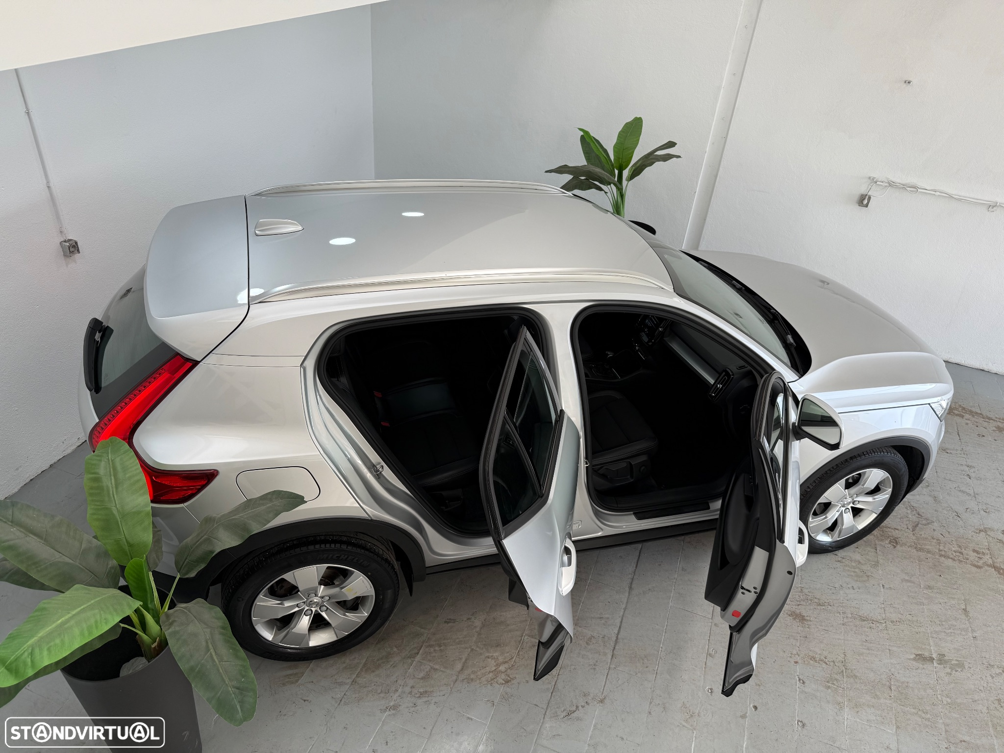 Volvo XC 40 1.5 T3 Momentum Tech Edition - 4