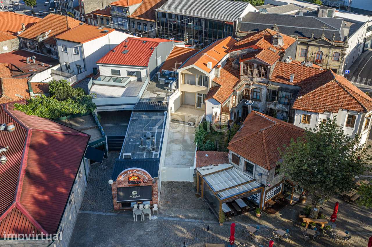 Prédio com Loja + 2 Apartamentos T1 e Terreno | Centro de Valongo