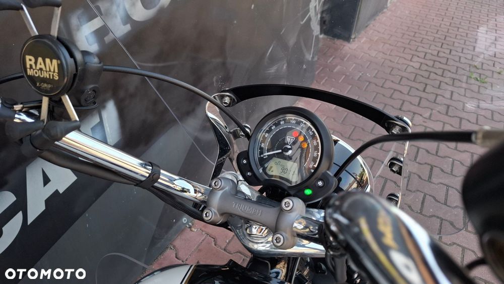 Triumph Bonneville - 16