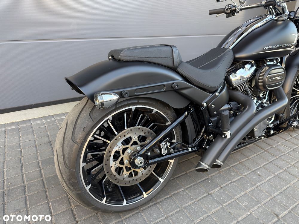 Harley-Davidson Softail Breakout - 22