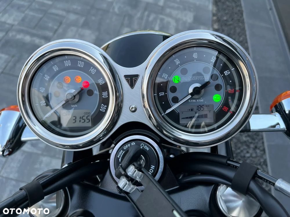 Triumph Bonneville - 8