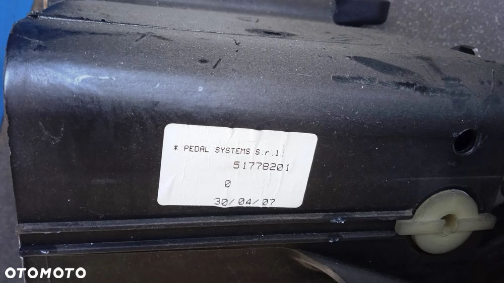 Pedały gaz hamulec sprzęgło Fiat Bravo II 517856400 51778201 - 7