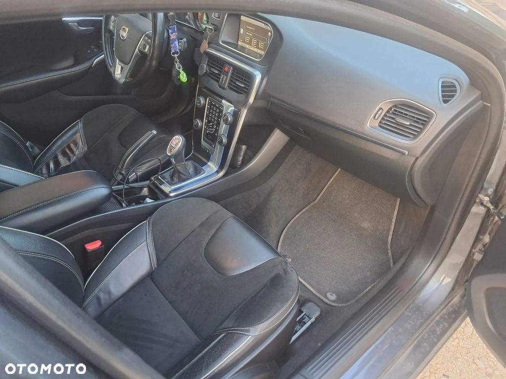 Volvo V40 D2 R-Design - 17