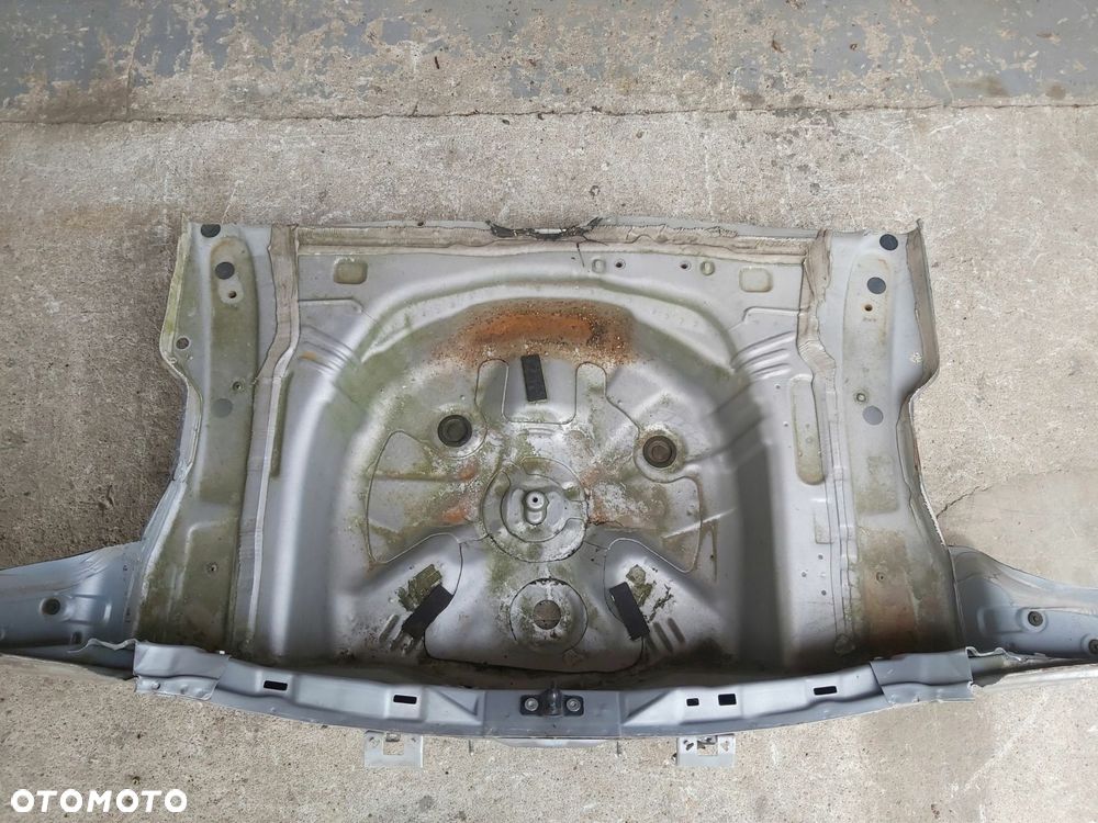 Toyota Yaris III 11 - 17r pas tylny podłoga wanna tył - 1