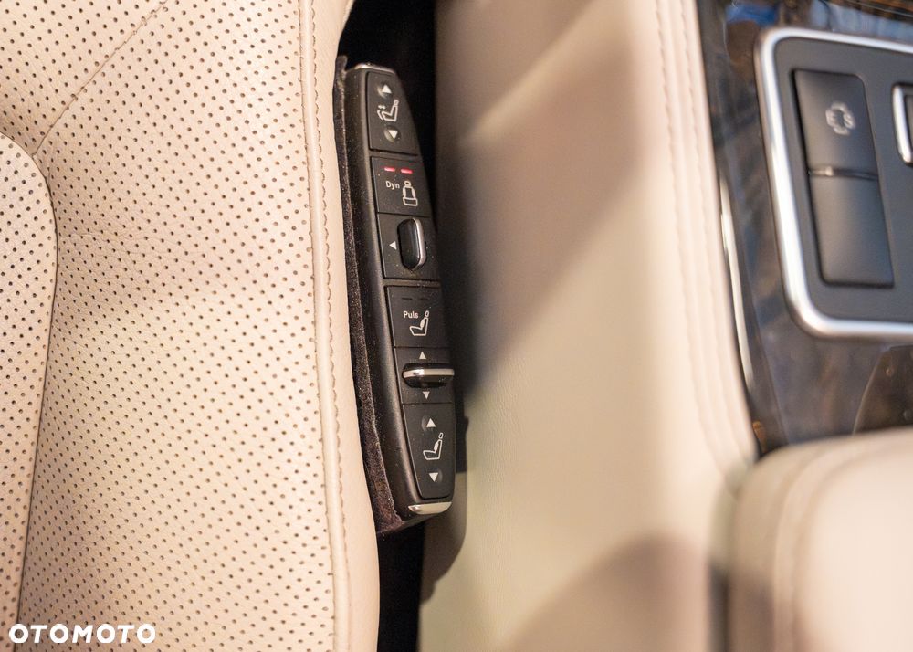 Mercedes-Benz CLS 500 4-Matic BlueEff - 32