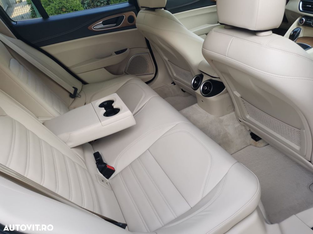 Alfa Romeo Giulia 2.2 Diesel AT8 Executive - 11
