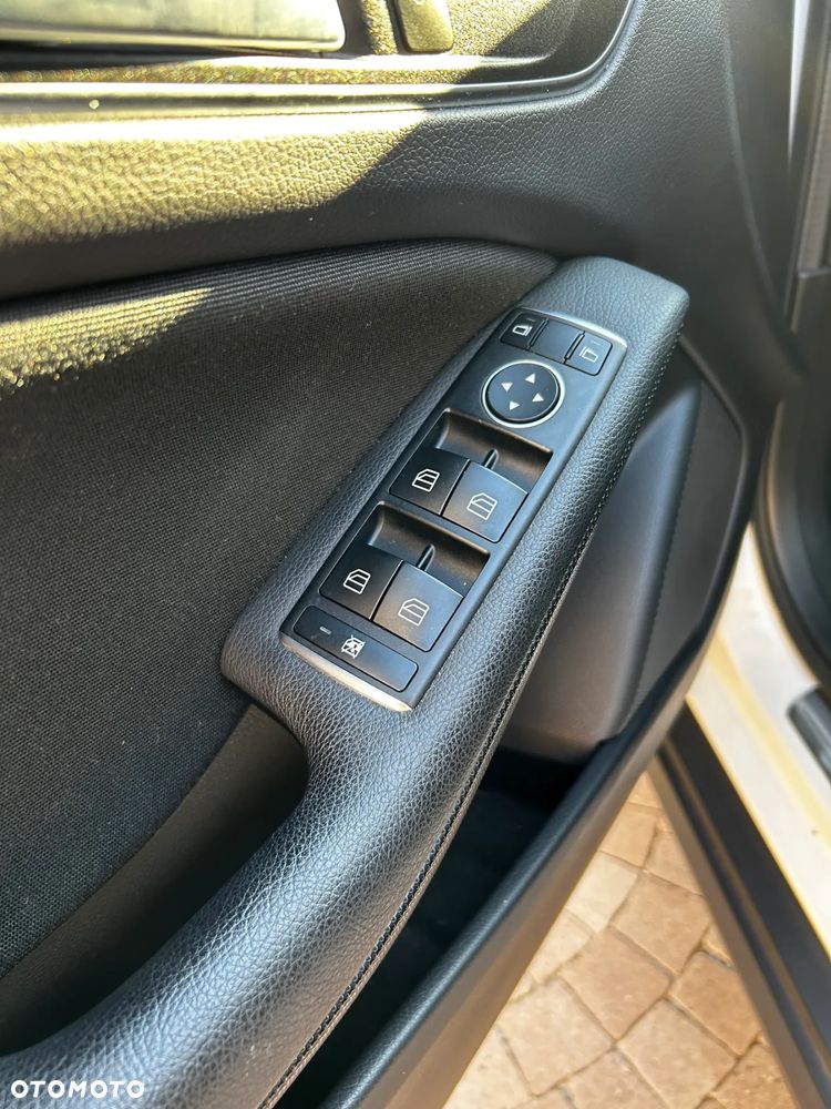 Mercedes-Benz GLA 180 7G-DCT - 16