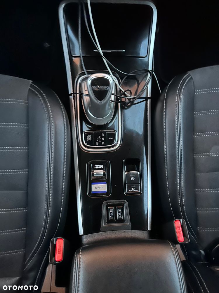 Mitsubishi Outlander - 24