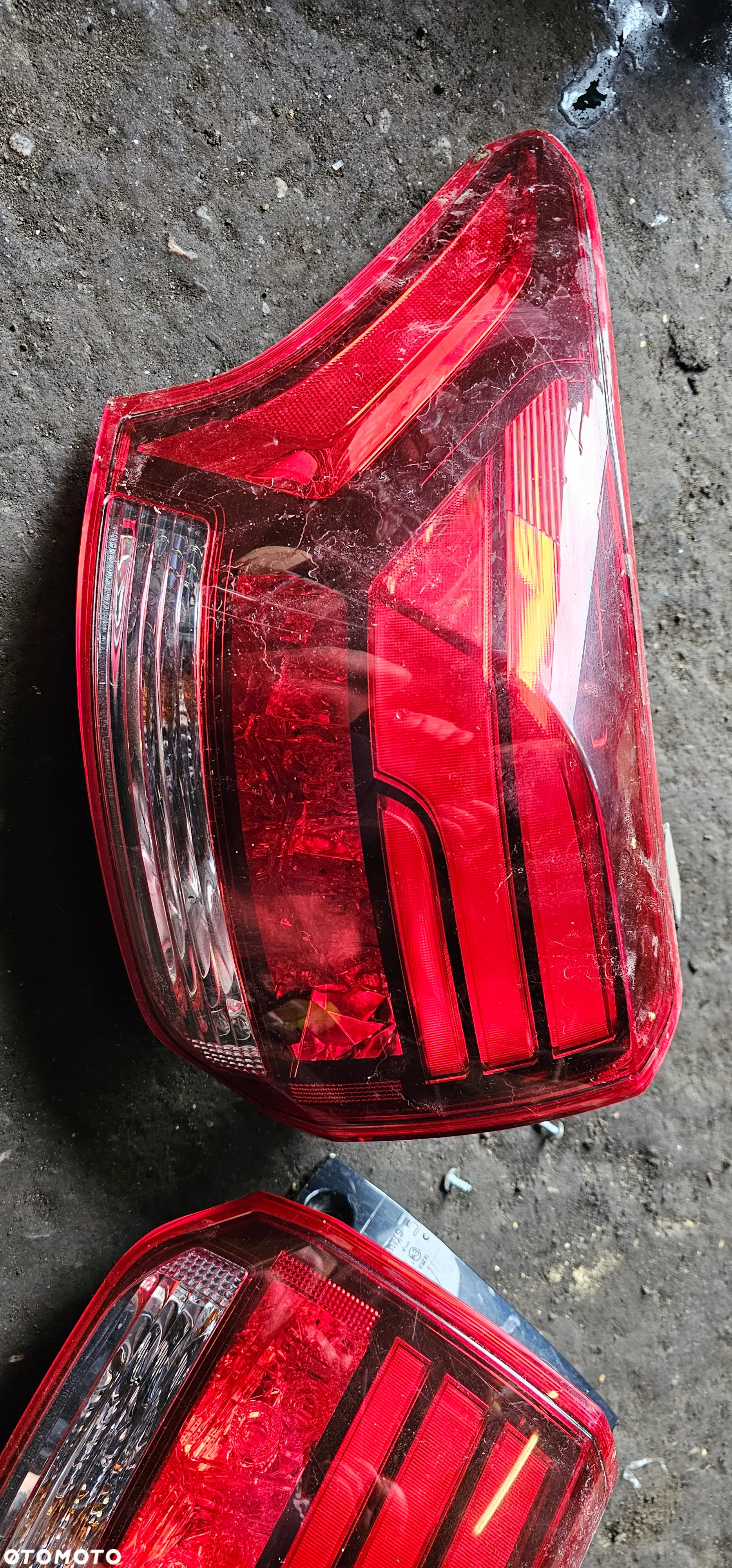 Lampa tylna tył lewa karoseryjna Mitsubishi Outlander III Hybryda 18r. - 2