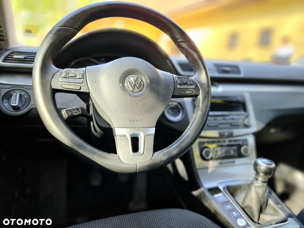 Volkswagen Passat 1.6 TDI DPF BlueMot Comfortline - 10