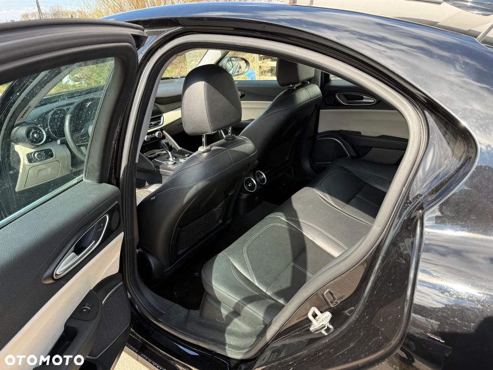 Alfa Romeo Giulia 2.0 Turbo 16V AT8-Q4 Ti - 13