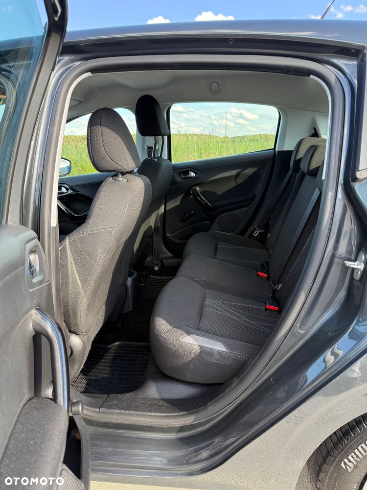 Peugeot 208 - 8