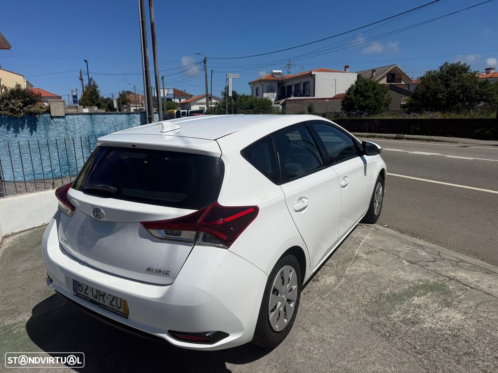 Toyota Auris 1.4 D-4D - 5