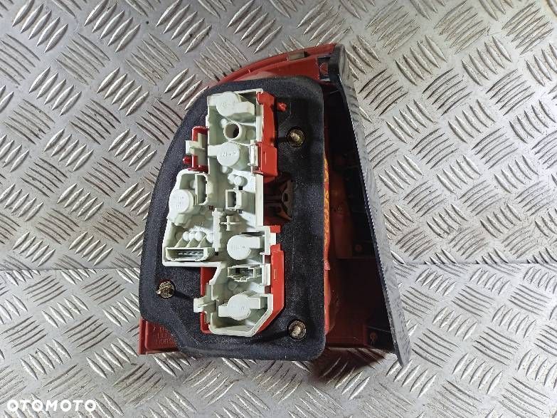 LAMPA PRAWA TYLNA VOLKSWAGEN PASSAT B5 - 2
