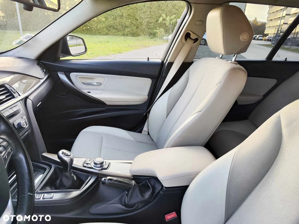 BMW Seria 3 318d Blue Performance - 29