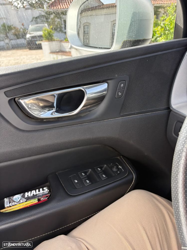 Volvo XC 60 2.0 D4 R-Design AWD Geartronic - 5