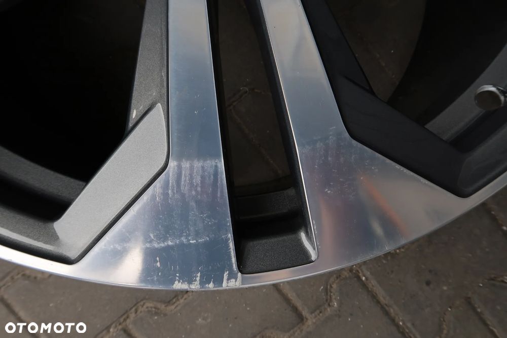 AD15 Felga Audi Q8 Uszkodzona 4M8601025K 10x22et21 - 9