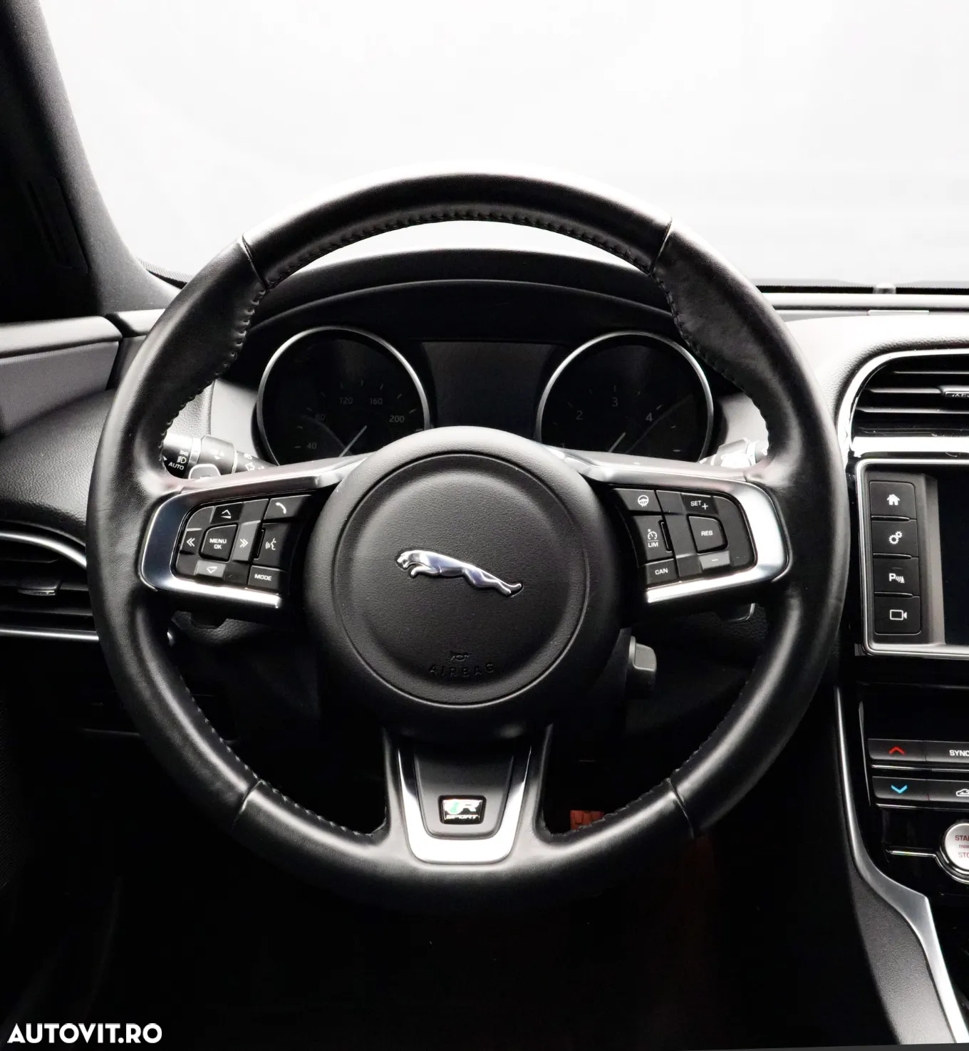 Jaguar XE 2.0 R-Sport - 18