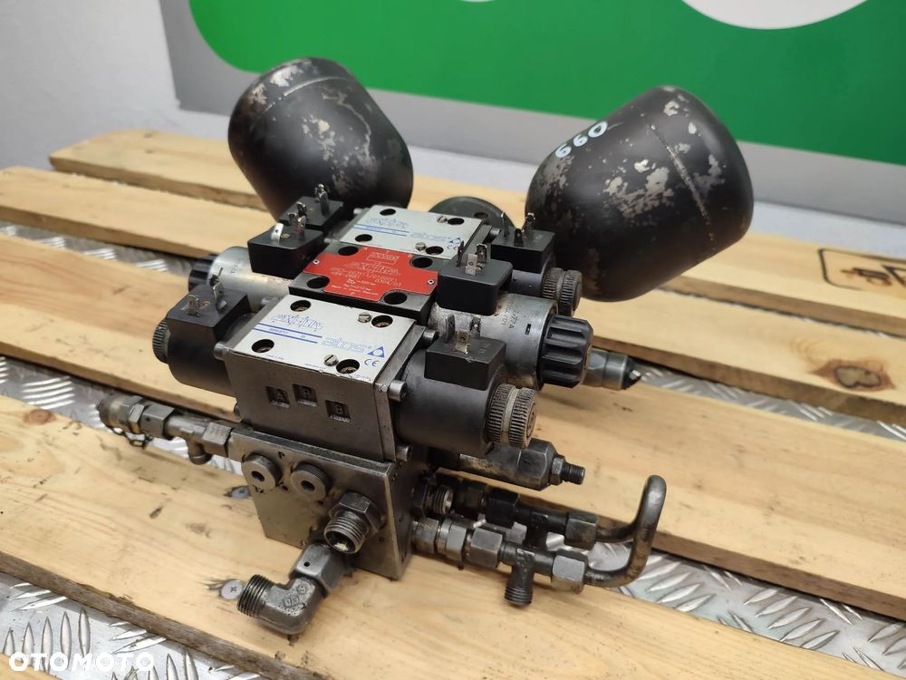 Blok hydrauliczny JLG 660 (RPE3-063Y1101200E1) - 6