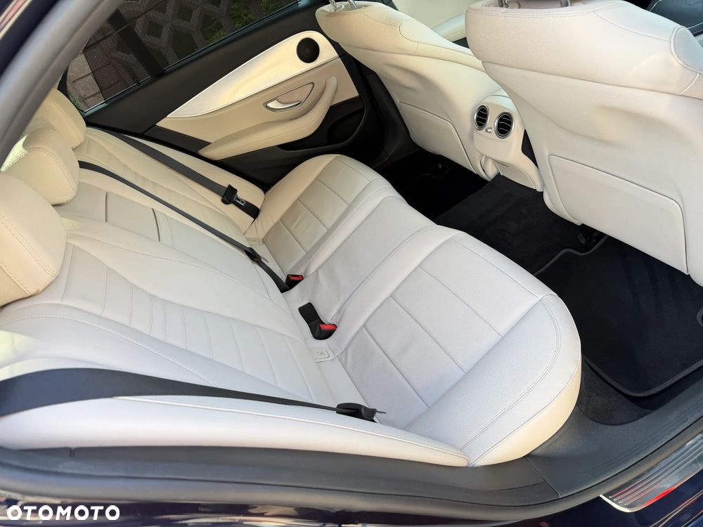 Mercedes-Benz Klasa E 220 d 4-Matic 9G-TRONIC - 34
