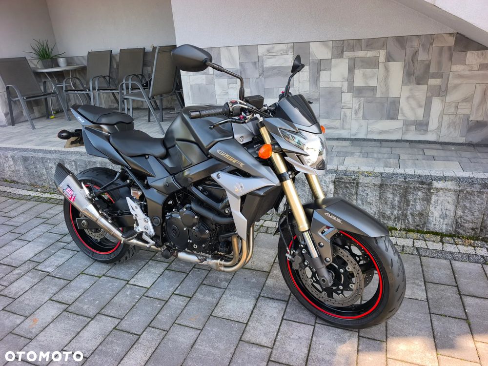 Suzuki GSR - 17