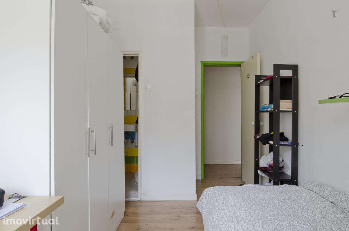 Quarto - localizado em Intendente Lisbon - Grande imagem: 3/18