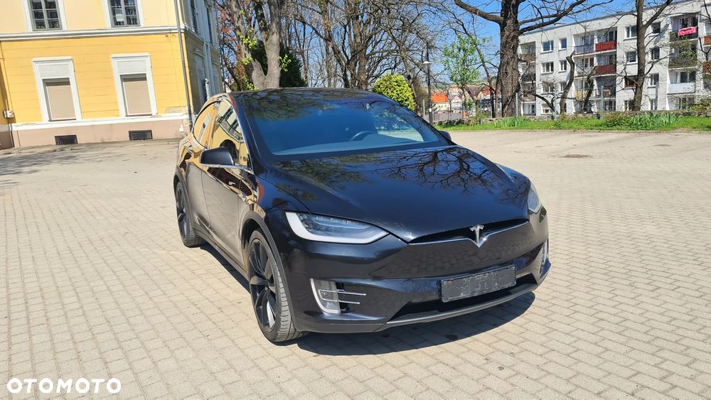 Tesla Model X - 4