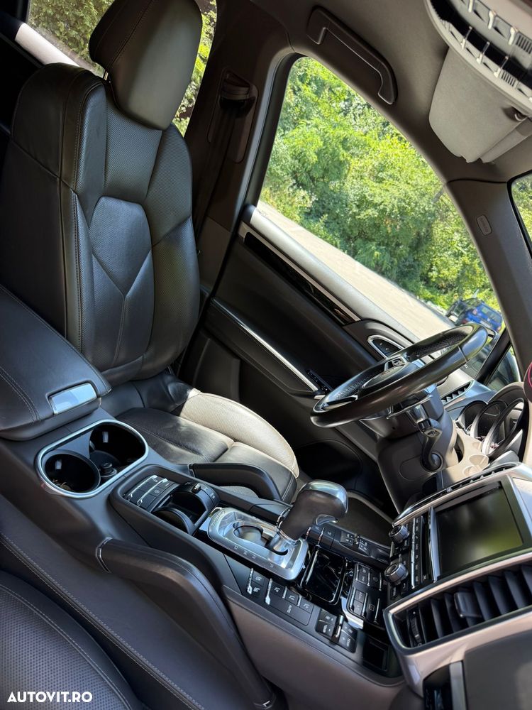Porsche Cayenne 3.0 L - 7