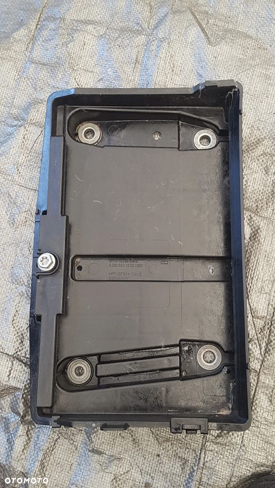 MERCEDES W205 C KLASA PODSTAWA MOCOWANIE AKUMULATORA A2056201302