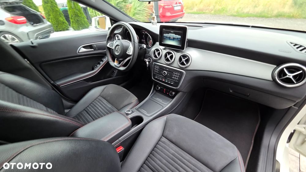 Mercedes-Benz CLA 180 7G-DCT AMG Line - 30