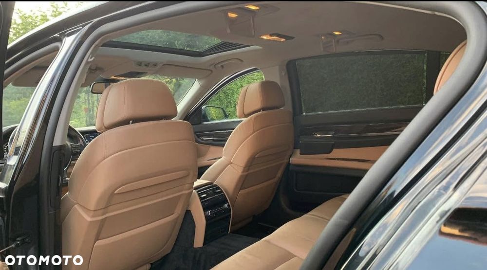 BMW Seria 7 740i - 8