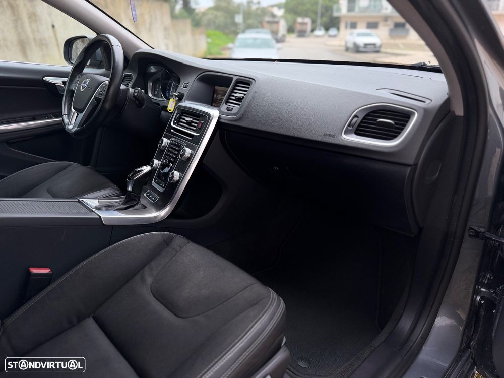 Volvo V60 2.4 D6 R-Design Mom.AWD Phev - 30