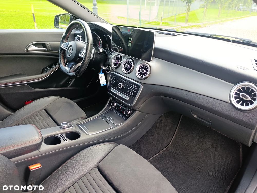 Mercedes-Benz CLA 180 7G-DCT UrbanStyle Edition - 22