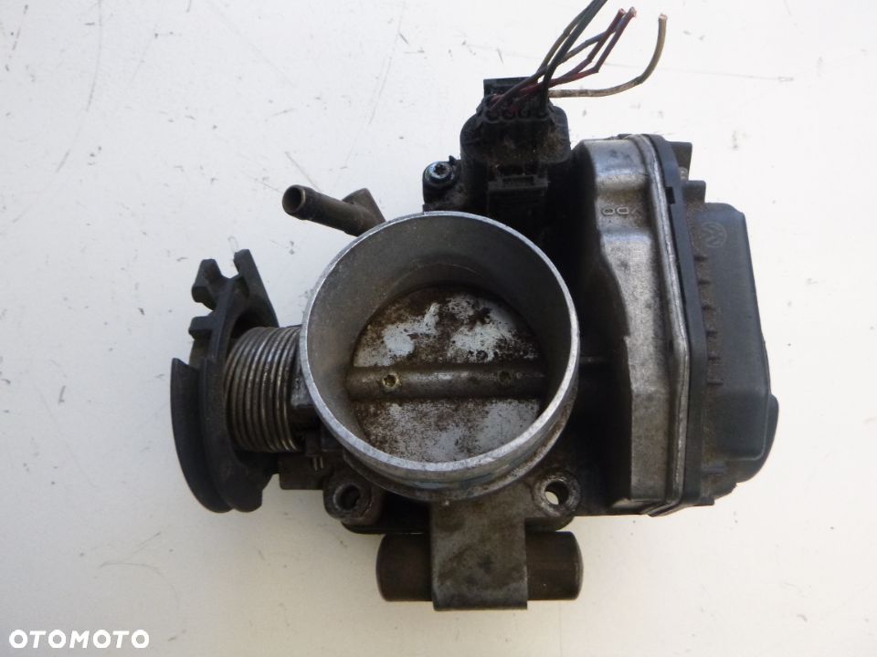 Volkswagen Golf III 1,6 przepustnica 408237111008 - 1