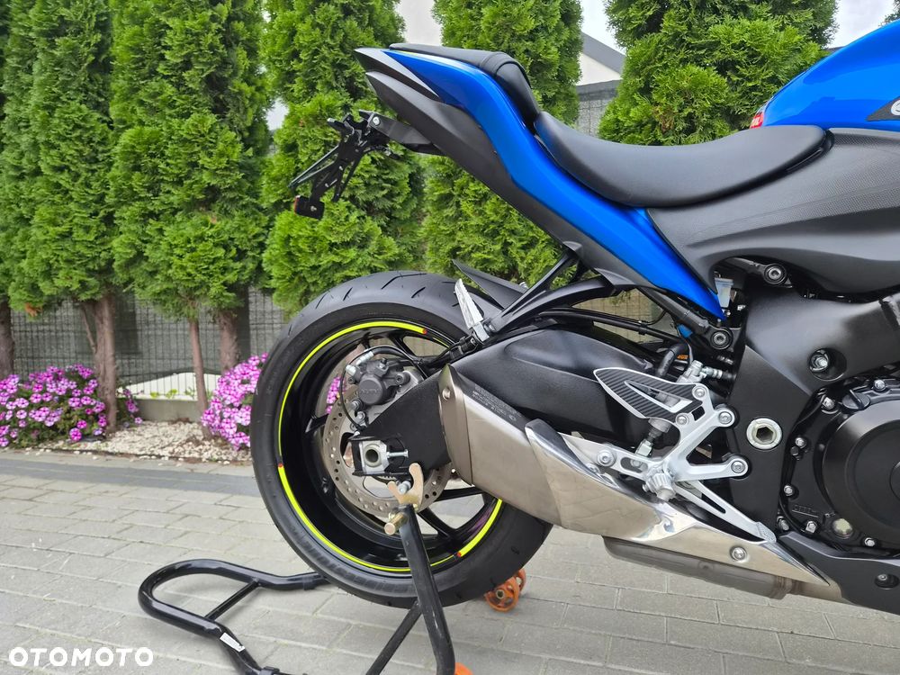 Suzuki GSX - 17