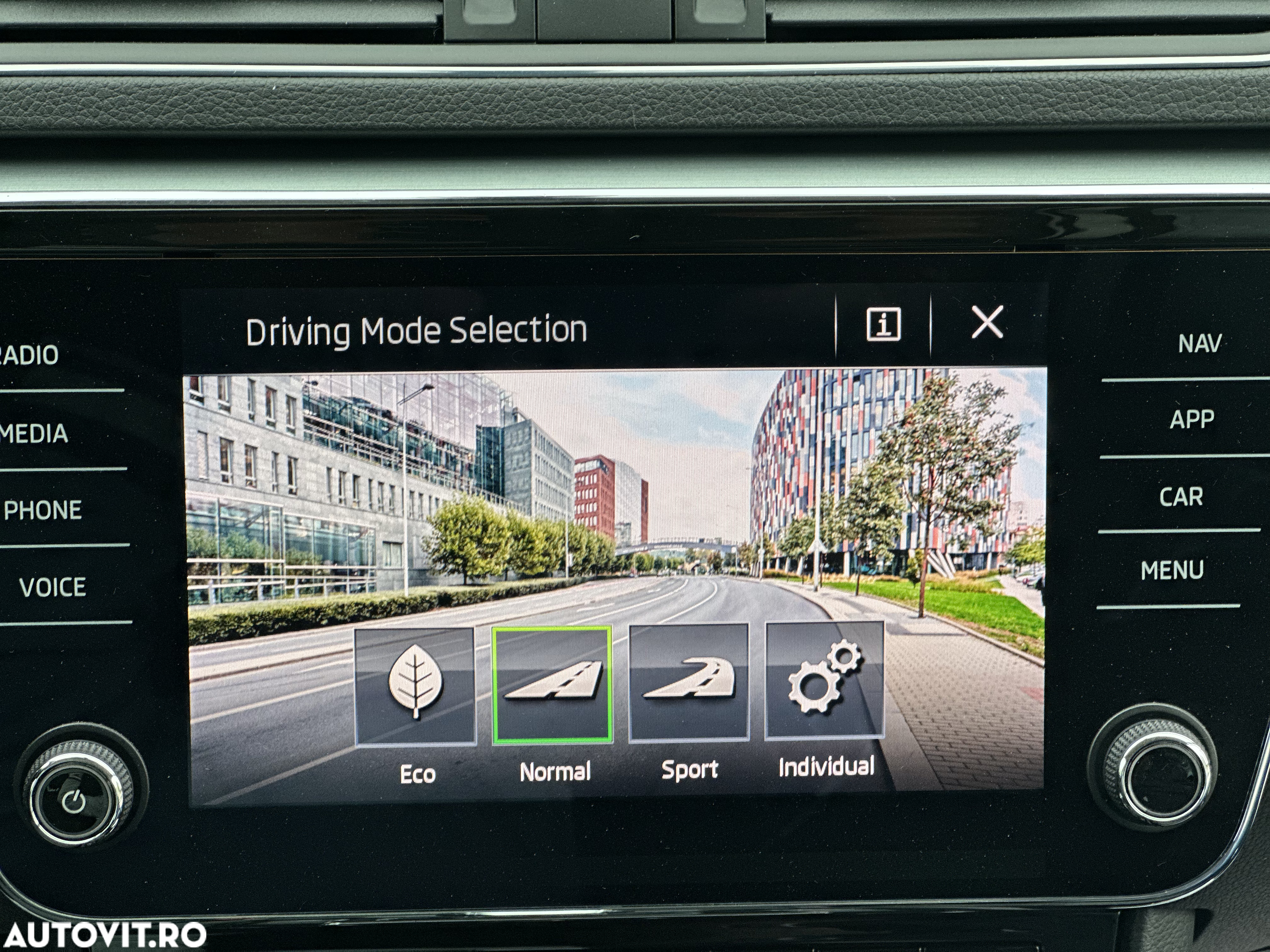 Skoda Superb Combi 2.0 TDI DSG Ambition - 20