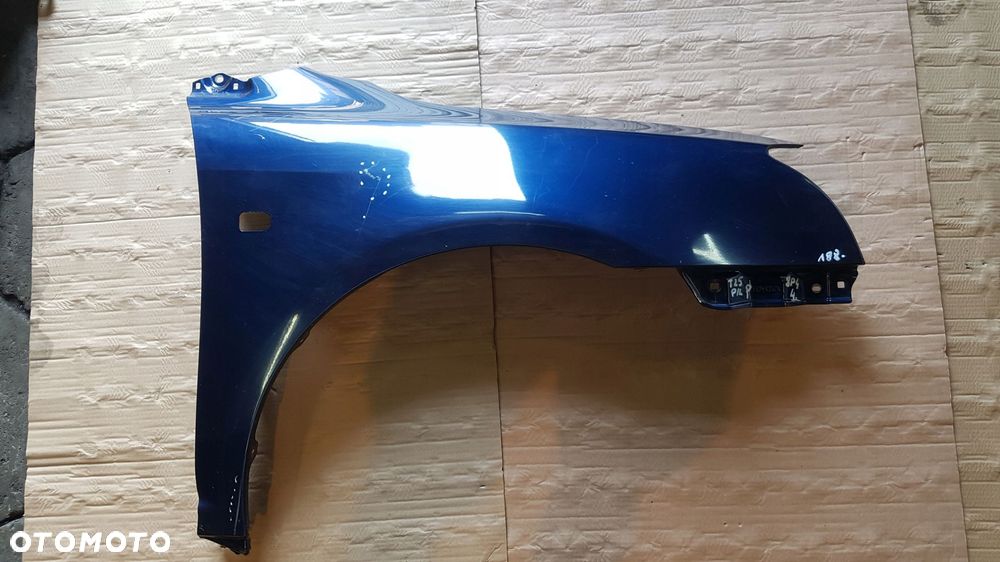 toyota avensis t25 03-06 błotnik prawy 8p4 - 1