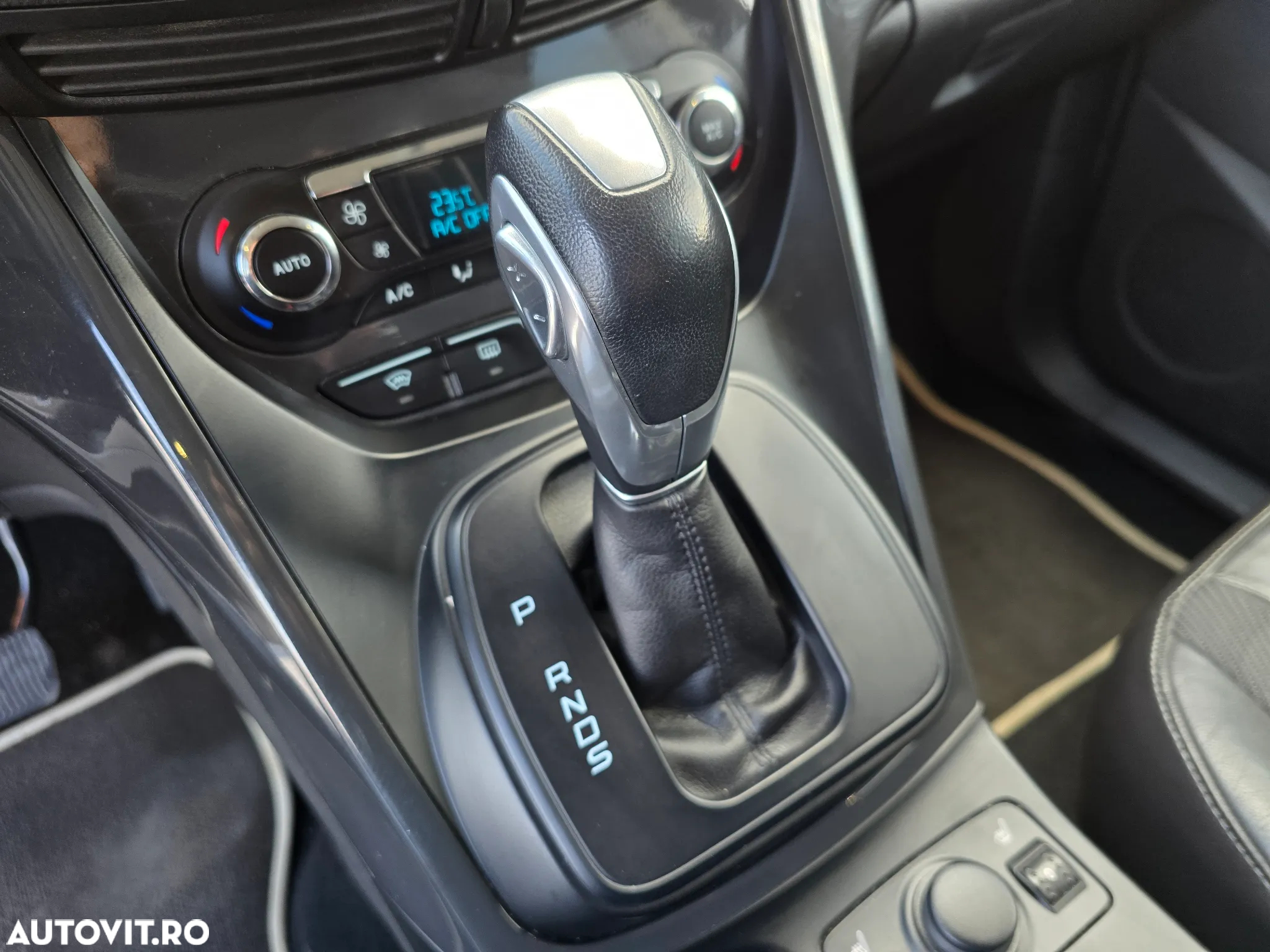 Ford Kuga 2.0 TDCi 4WD Powershift Titanium - 30