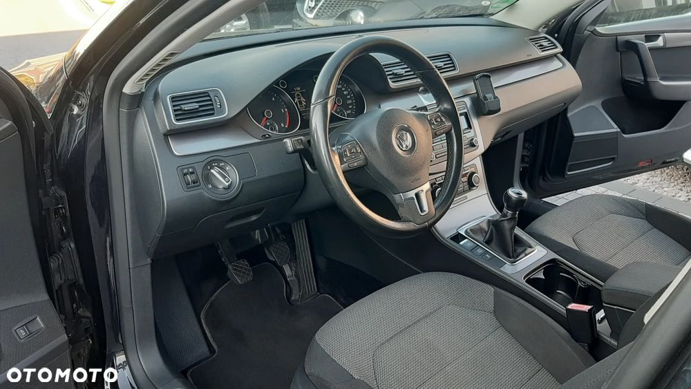 Volkswagen Passat 1.6 TDI Comfortline - 11