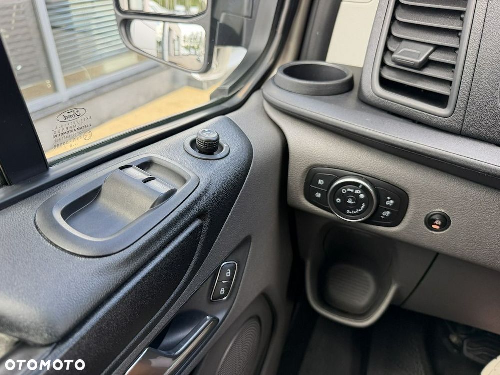 Ford Tourneo Custom - 34