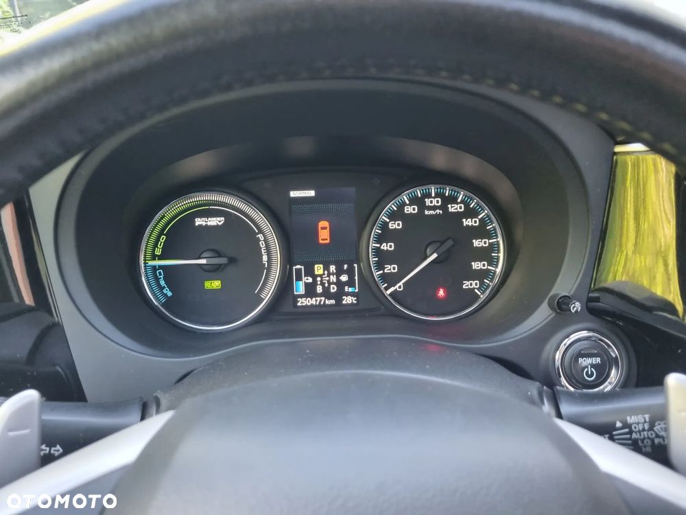 Mitsubishi Outlander Instyle NAVI + - 23