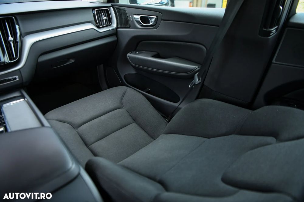 Volvo XC 60 B4 MHEV AT8 FWD Momentum - 30