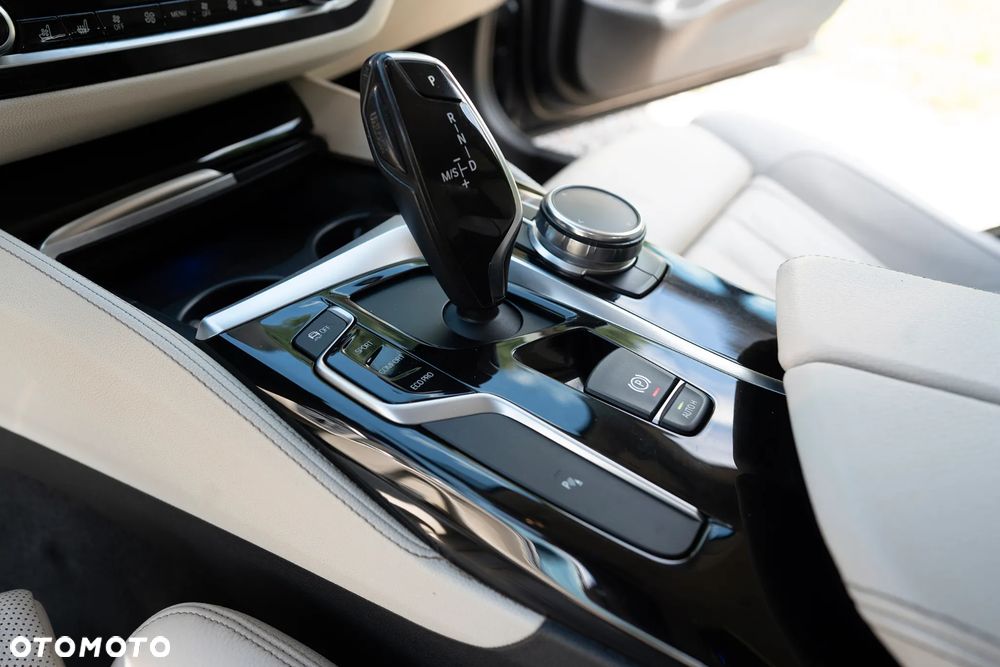BMW Seria 5 530i xDrive Luxury Line - 11