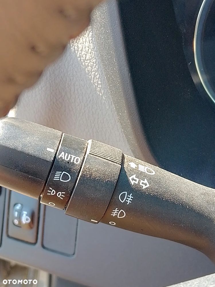 Toyota Yaris Hybrid 100 Selection Platinum - 12