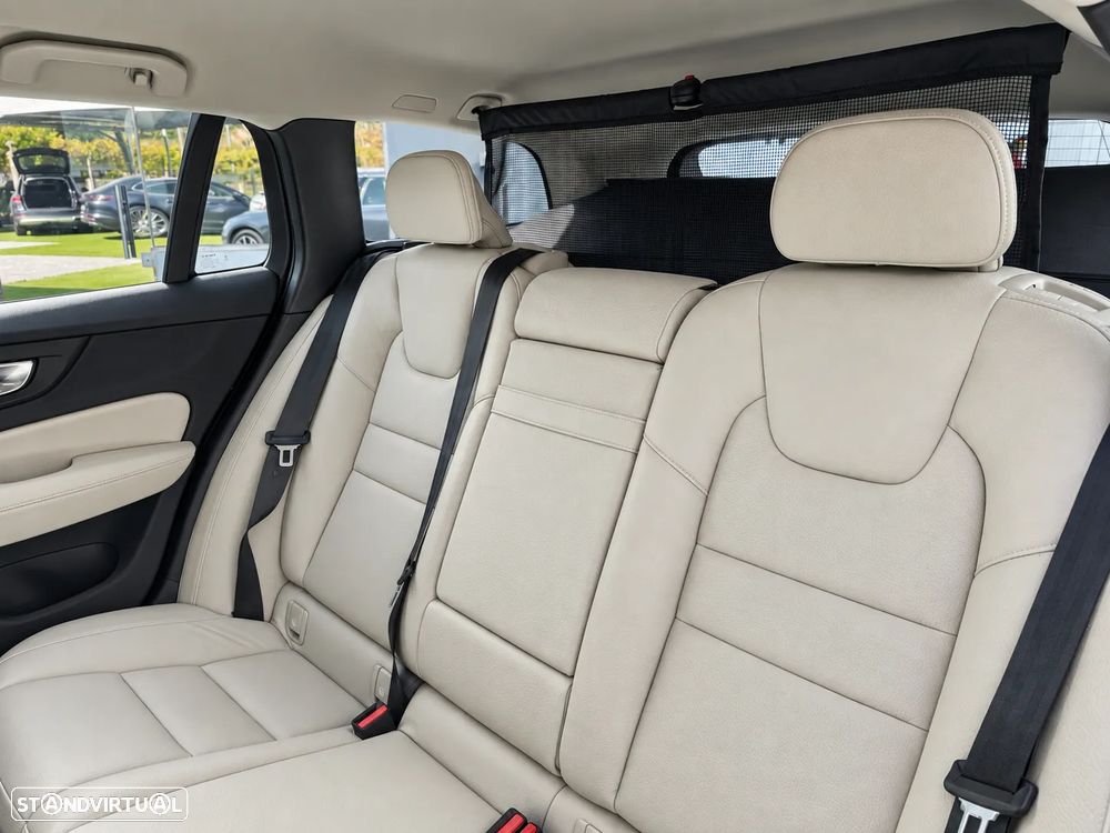 Volvo V60 2.0 T8 AWD TE Momentum Plus - 17