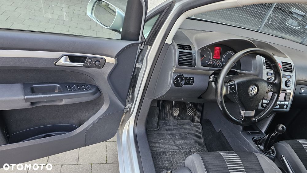 Volkswagen Touran - 10