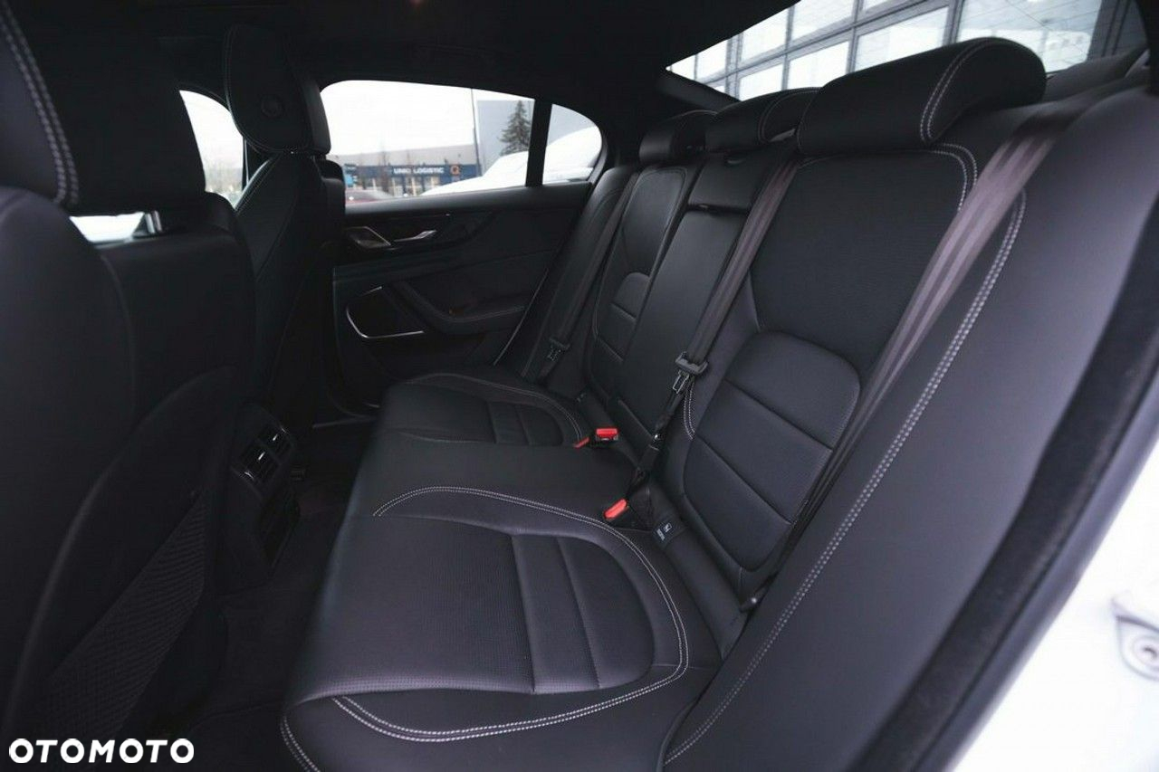 Jaguar XE - 31