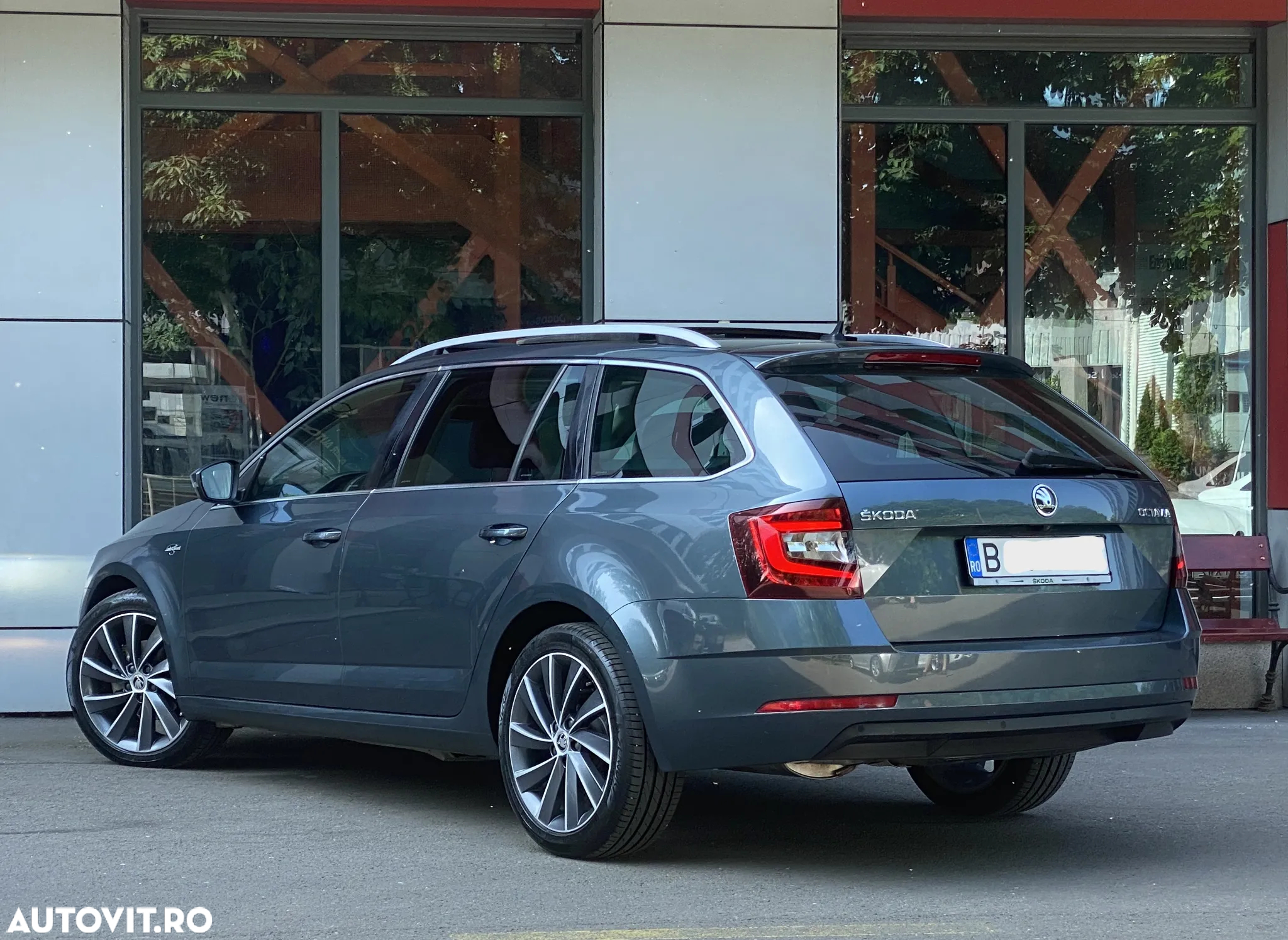 Skoda Octavia Combi 2.0 TDI DSG L&K - 4